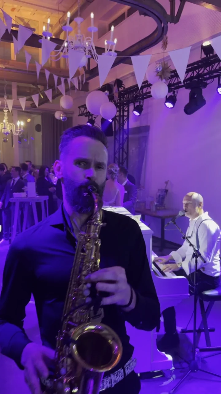 Saxofonist Pieter Sax speelt samen met De Pianoman tijdens de openingsdans op een bruiloft